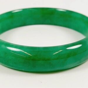 Vibrant Jade Bangle Bracelet
